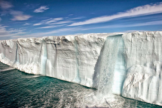 – یک کوه یخی بزرگ در نزدیکی نروژ در حال آب شدن است.