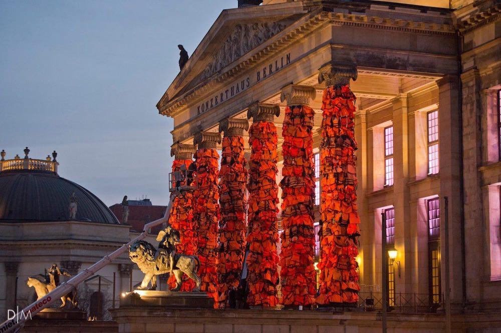 پوشانده شدن ستون های سالن کنسرت برلین با 1400 جلیقه نجات