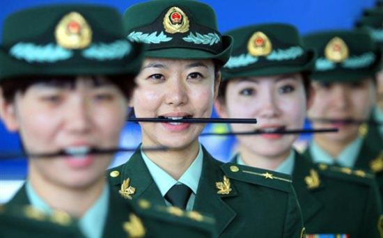 آموزش عجیب لبخندزدن در کشور چین +تصاویر