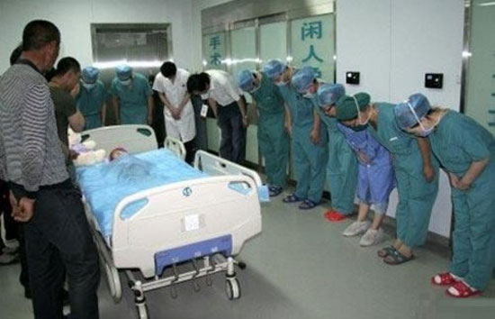 احترام پزشکان چینی به بیماری که اعضای خود را بخشید + عکس