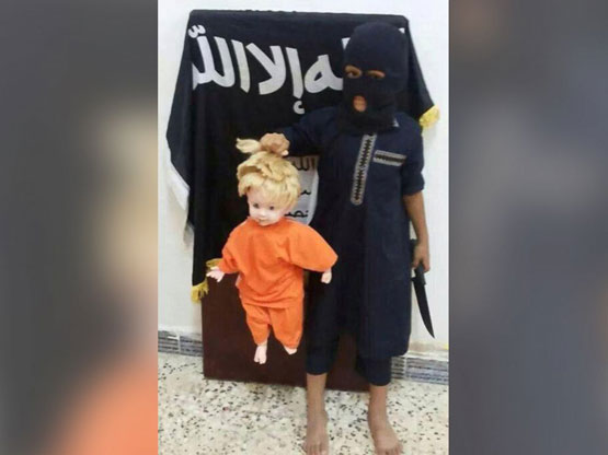 آموزش گردن زنی به کودکان با عروسک توسط داعش + تصاویر