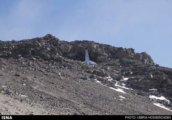 عکس: آبشار همیشه یخ زده در قله دماوند