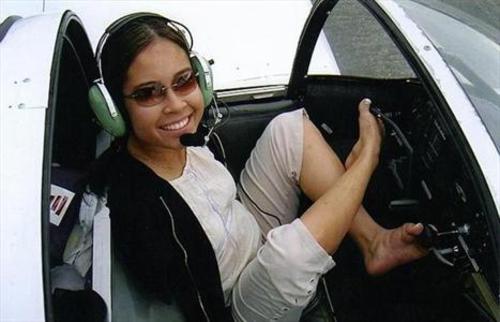 اولین خلبان زن بدون دست دنیا +عکس
