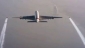پرواز دو ماجراجو در کنار بزرگترین هواپیمای جهان + فیلم