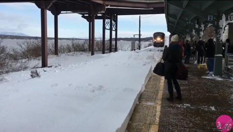 حرکت آهسته‌ی پاشیدن برف روی مسافران توسط قطار