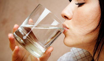 مشکلاتی که با کمبود آب در بدنتان ایجاد می‌شود