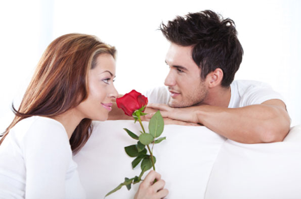 ۱۰ بازی ذهنی خانمها با آقایان در روابط
