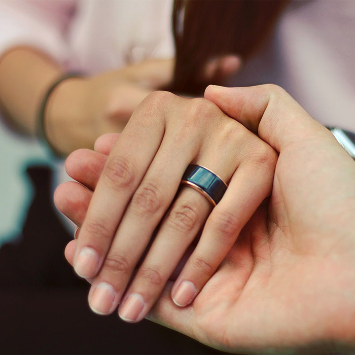 با این حلقه‌های ازدواج لمسی و هوشمند از راه دور ضربان قلب همسرتان را احساس کنید