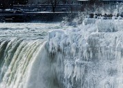 آبشارهای یخ زده نیاگارا و حضور گردشگران