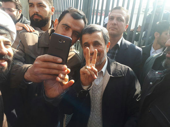 سلفی با احمدی‎نژاد در راهپیمایی ۲۲ بهمن