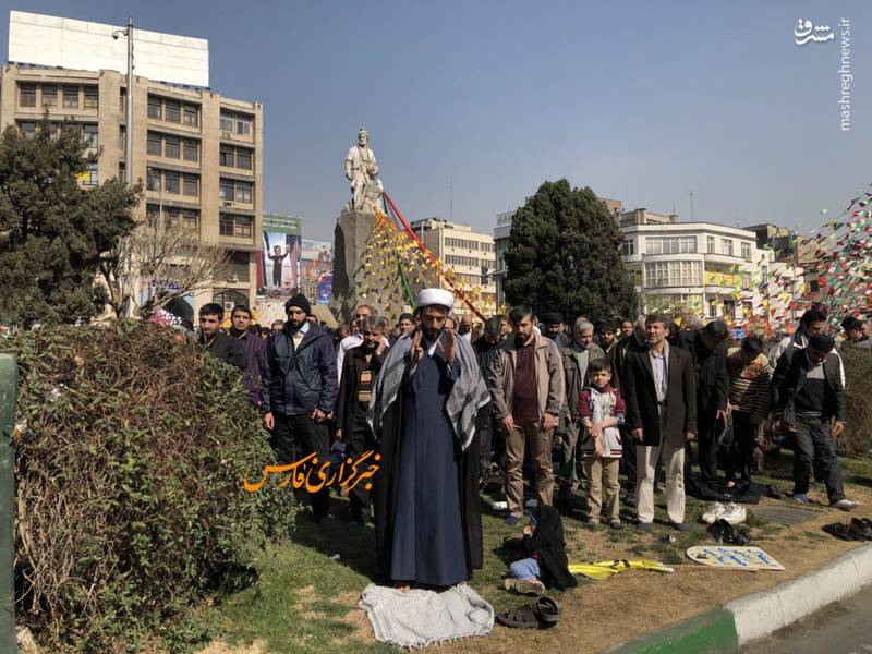 اقامه نماز جماعت در راهپیمایی ۲۲ بهمن +عکس