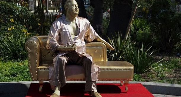 نصب مجسمه‌ تهیه کننده‌ی فاسد در هالیوود+عکس