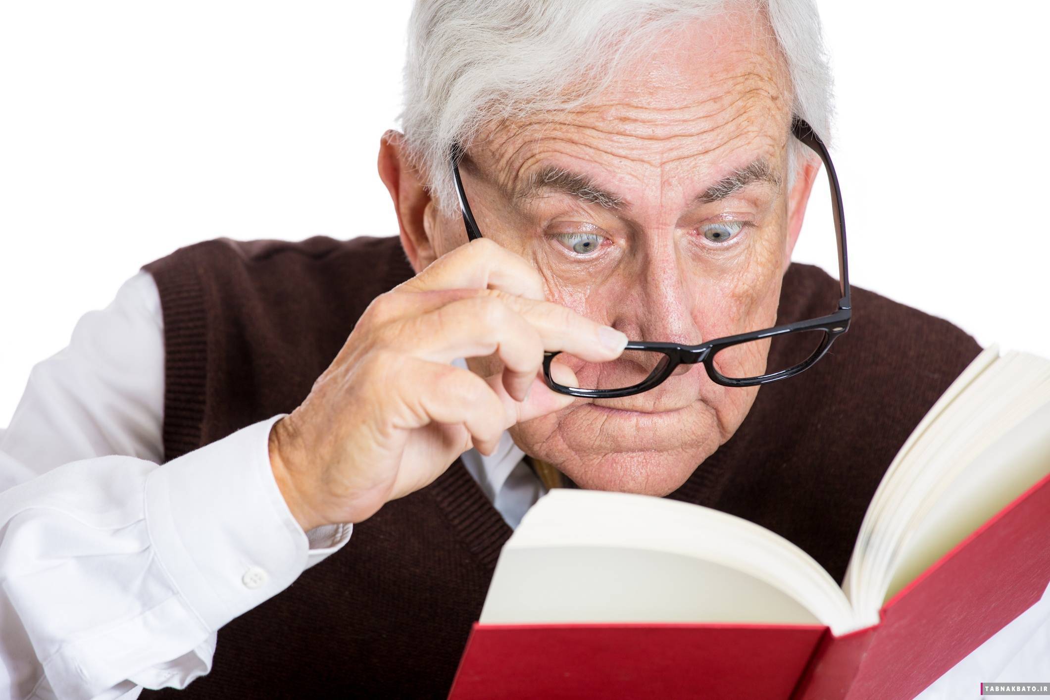 У пожилых людей снижается. Зрение у пожилых людей. Пожилые люди в очках. Пациенты с нарушением зрения.