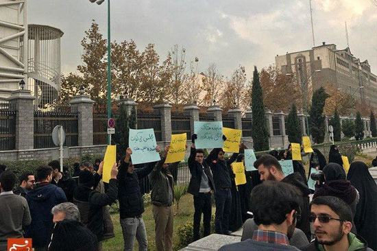 تجمع دانشجویان علیه نماینده سراوان+عکس