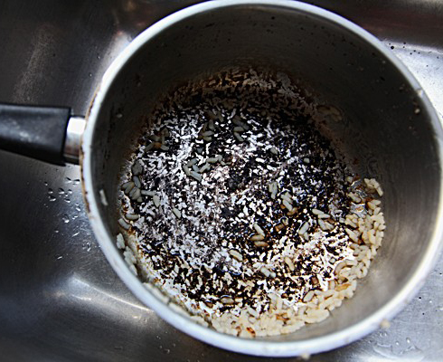 با این روش‌ها بوی سوختگی برنج را از بین ببرید!