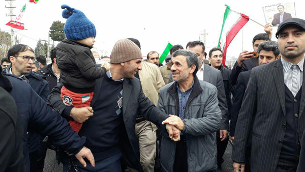 سلفی مردم با احمدی‌نژاد در حاشیه راهپیمایی