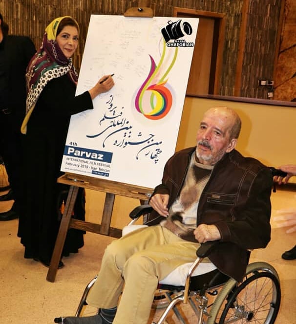 بازیگر معروف ایرانی روی ویلچر در کنار همسرش +عکس