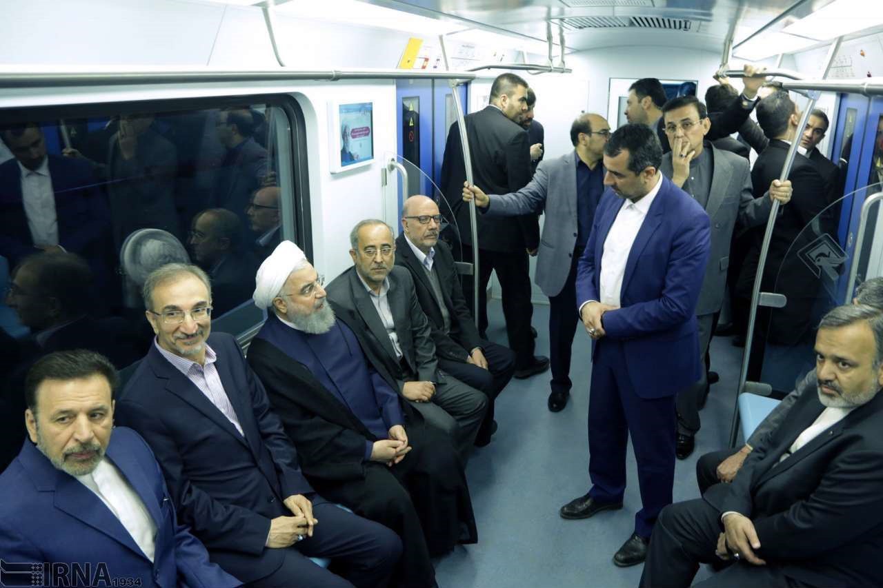 مترو سواری روحانی در مشهد + عکس