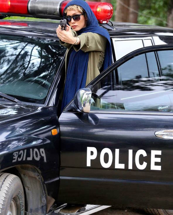 ژست عجیب خانم بازیگر در ماشین پلیس+عکس