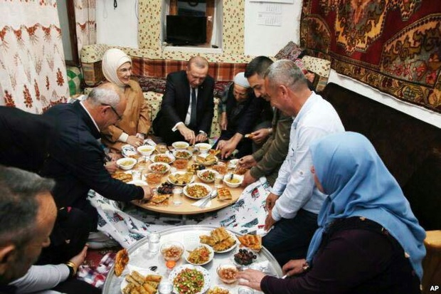 رئیس جمهور بر سر سفره افطاری +عکس