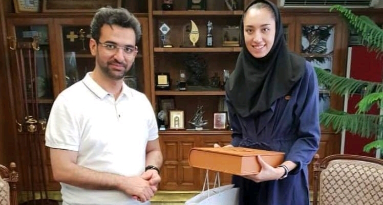 لباس های وزیر ارتباطات در مراسم دلجویی از کیمیا علیزاده جنجالی شد
