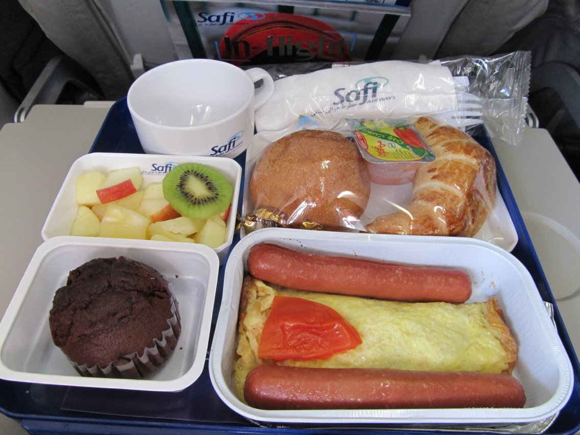 Можно брать продукты в самолет. Еда в самолете. Обед в самолете. Еда с собой в самолет. Еда в дорогу.