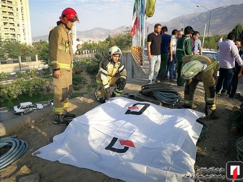 برخورد پژو ۲۰۶ با کارگران در اتوبان بابایی +تصاویر