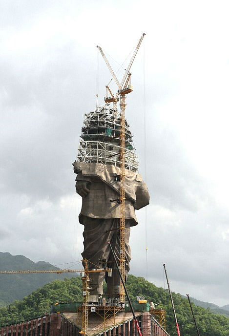 بلندترین مجسمه جهان با ۱۸۲ متر طول در هندوستان+عکس