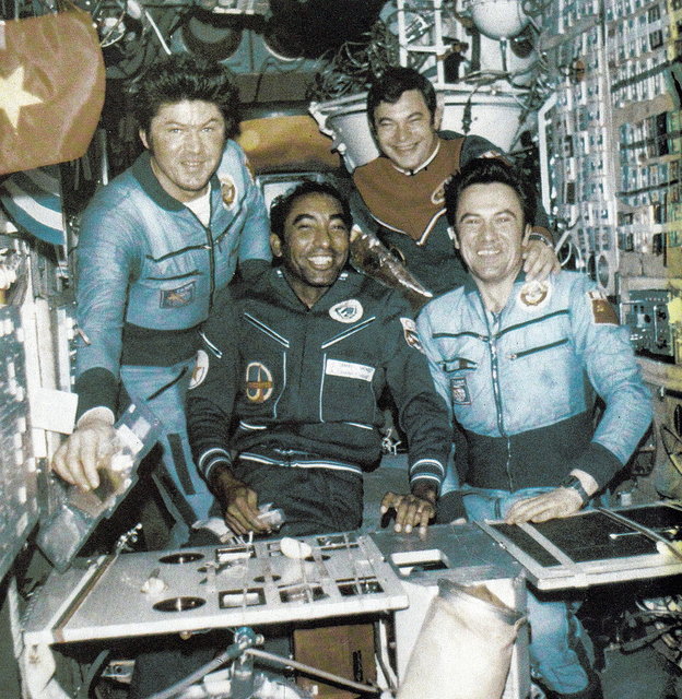 نخستین سیاهپوستی که به فضا رفت +عکس