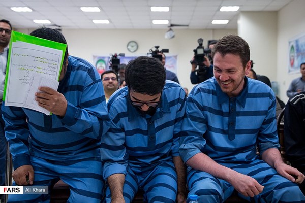همه چیز درباره خنده متهمان در دادگاه +تصاویر