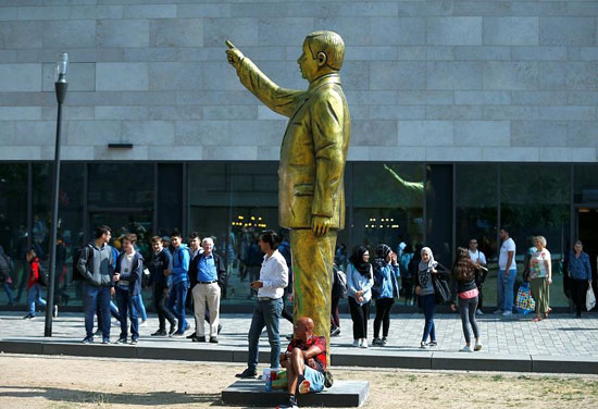 تندیس طلایی اردوغان آلمان را بهم ریخت+عکس