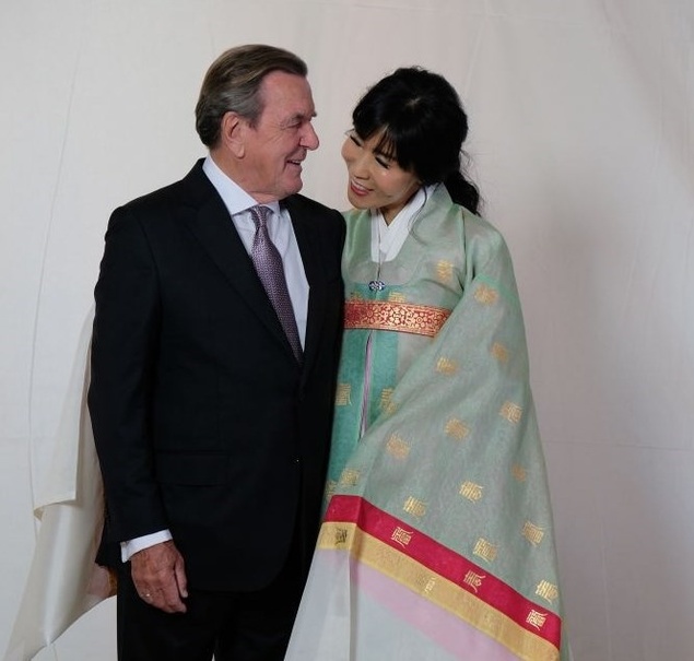 ازدواج صدراعظم سابق آلمان با زن جوان کره‌ای +عکس