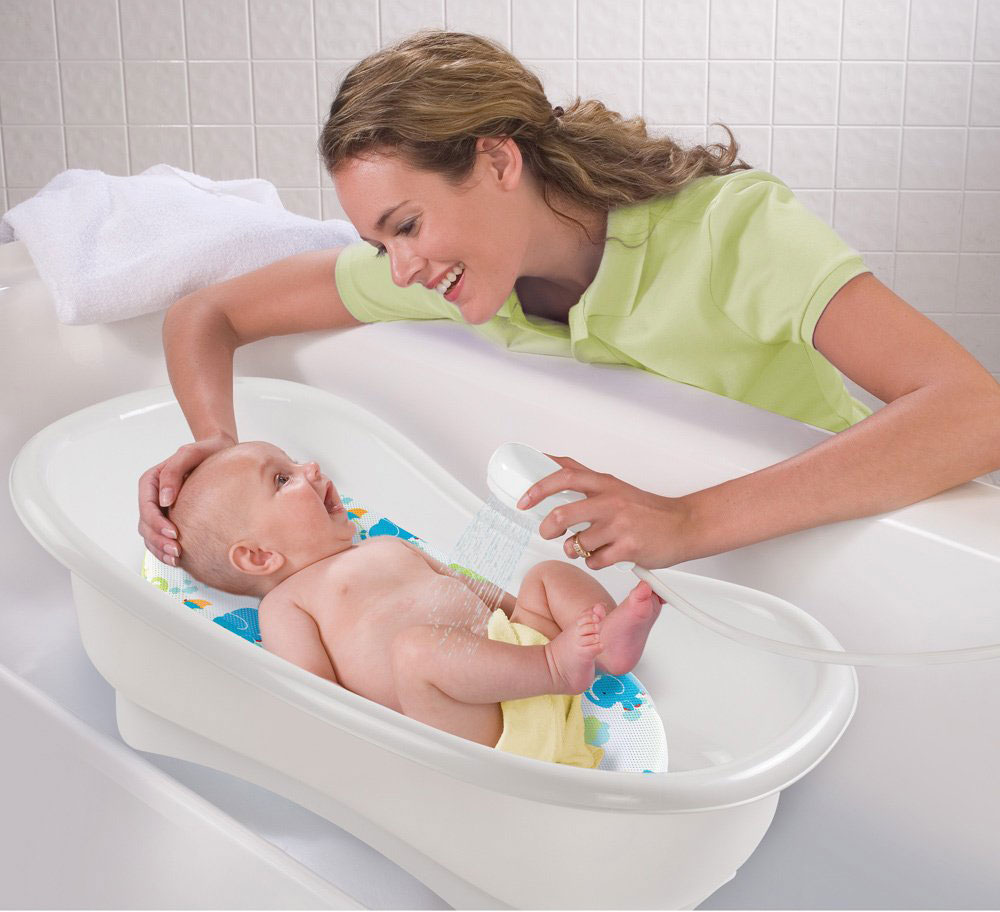 Грудничка после купания. Пуканье новорожденного. Ванночка для новорожденных. Купание малыша. Гигиенические ванны для новорожденных.