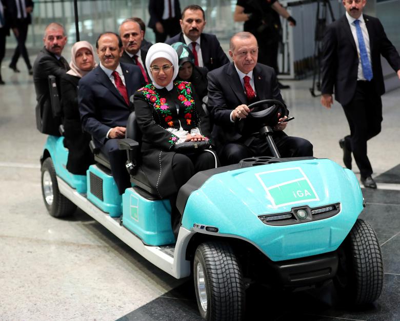 رئیس جمهور و همسرش سوار بر ماشین عجیب+عکس