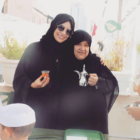 بازیگر زن هالیوودی با حجاب در نماز جماعت+عکس