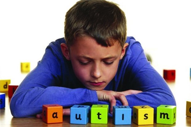 اوتیسم چیست و چه علایمی دارد؟ راهنمای پدرها و مادرها و آموزگاران کودکان مبتلا به اوتیسم