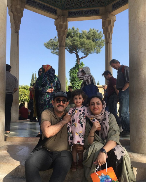 بازیگر «زوج یا فرد» با همسر و فرزندش در حافظیه +عکس