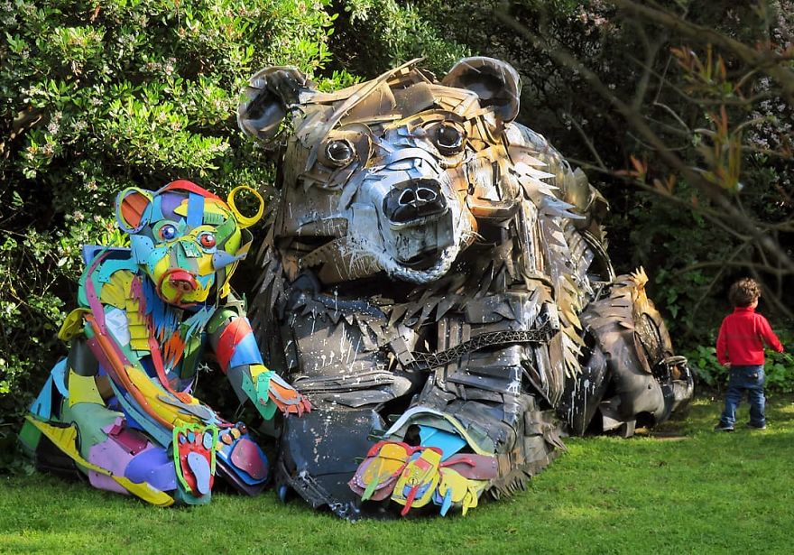 هنرمندی که برای یادآوری و هشدار در مورد میزان زباله‌سازی وحشتناک ما، توده‌های زباله را به شکل مجسمه‌های حیوانات درمی‌آورد