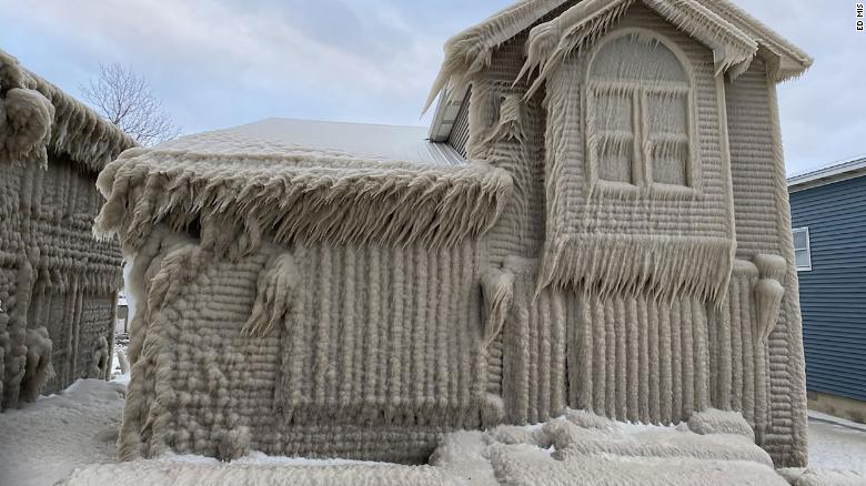 عکس‌هایی از خانه‌های یخ‌زده کنار دریاچه ایری بر اثر وزش باد