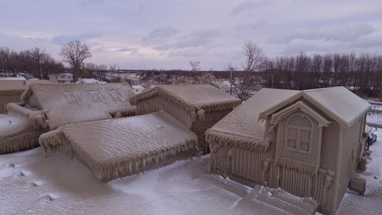 عکس‌هایی از خانه‌های یخ‌زده کنار دریاچه ایری بر اثر وزش باد