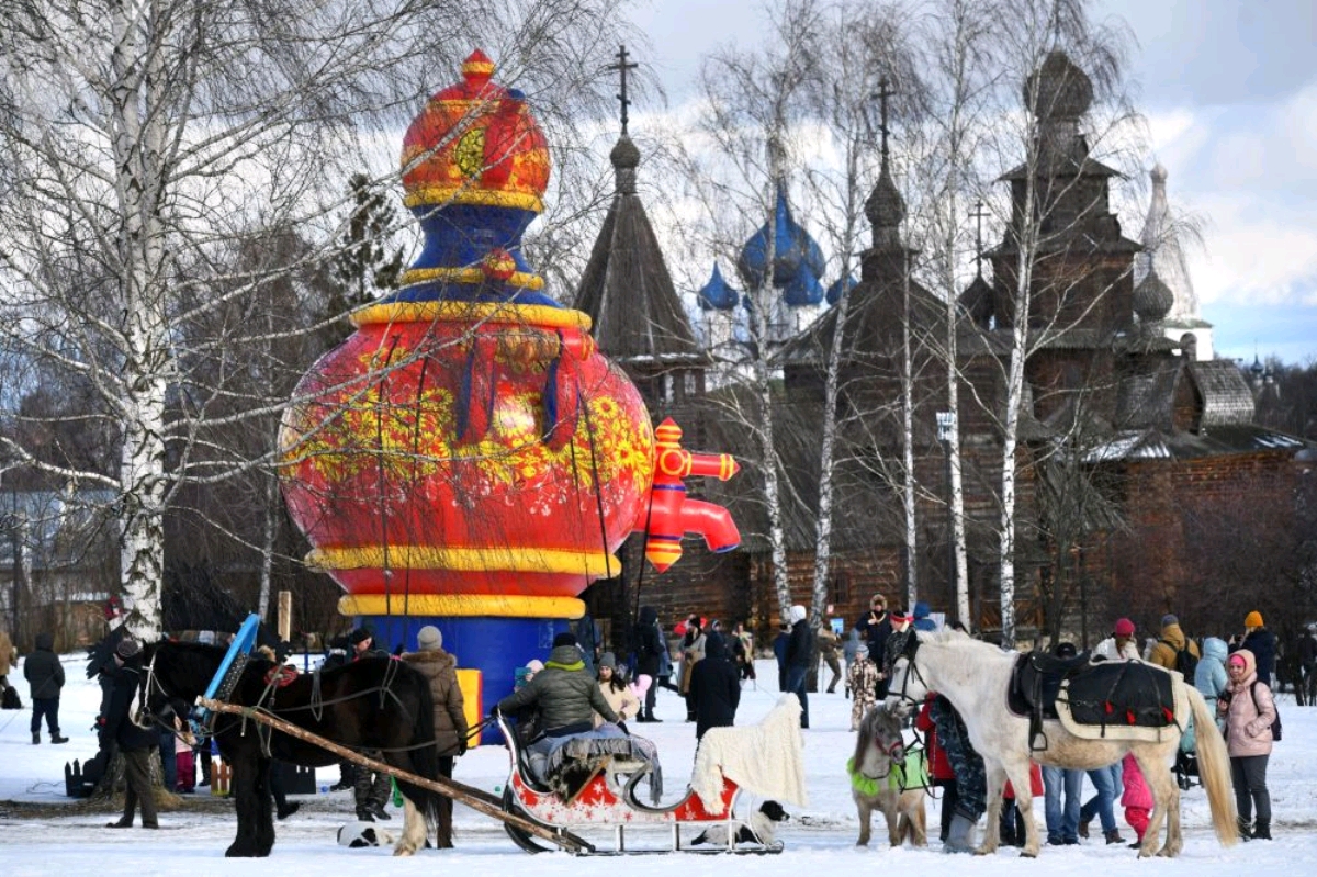 Масленица и церковь. Суздаль гуляния Масленица. Масленица в Суздале 2022. Масленица Суздаль 2019.