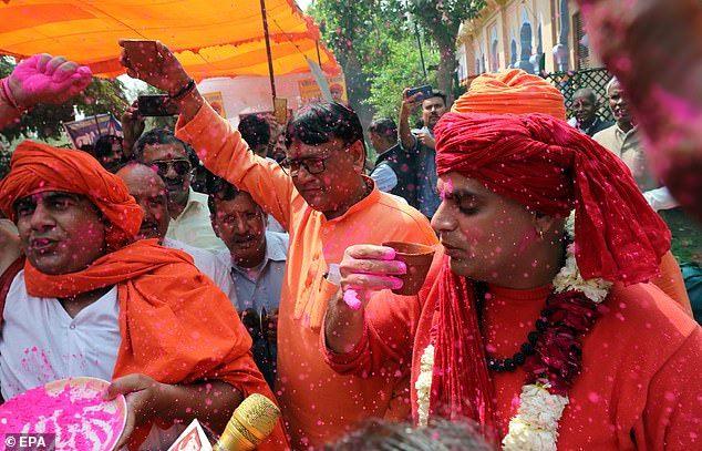 نوشیدن ادرار گاو؛ راهکار برخی از هندوها برای جلوگیری از ابتلا به کرونا