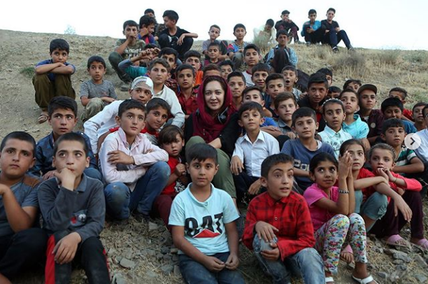 نیکی کریمی در میان کودکان زلزله زده خوی+عکس