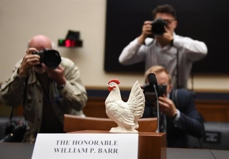 قرار دادن مجسمه مرغ در جایگاه دادستان کل آمریکا +عکس