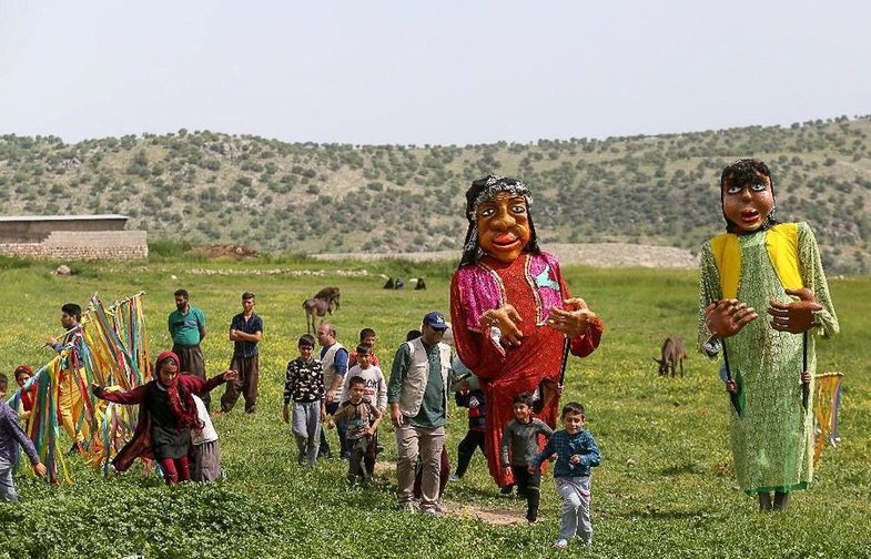 کاروان عروسک‌ها برای شاد کردن کودکان سیل‌زده +عکس