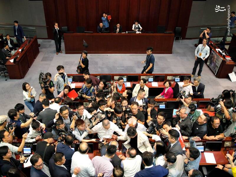 زد و خورد در مجلس قانون گذاری هنگ‌ کنگ+عکس