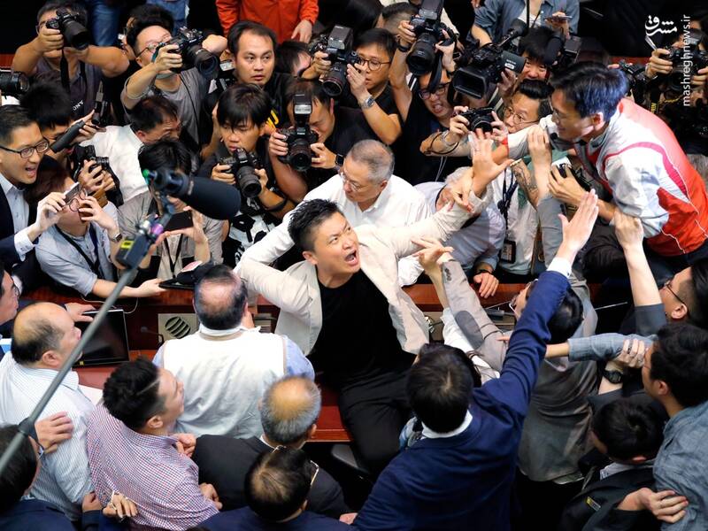 زد و خورد در مجلس قانون گذاری هنگ‌ کنگ+عکس
