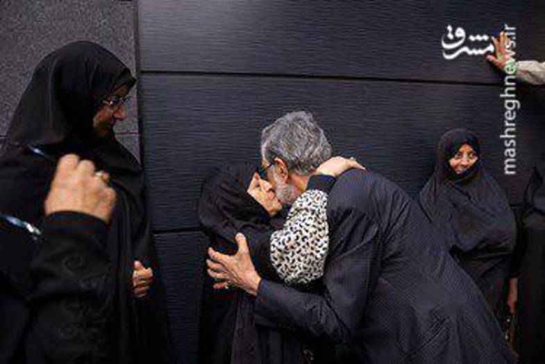 بوسه حداد عادل بر دستان مادر +عکس