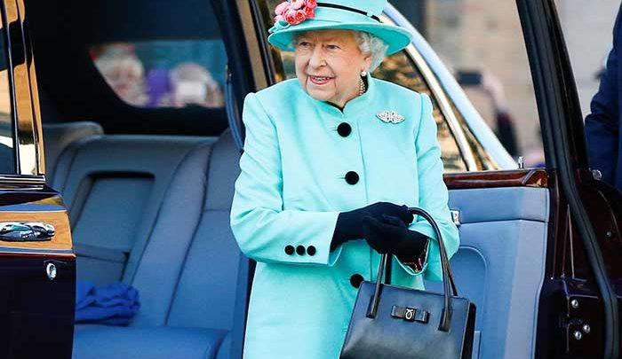 نویسنده خاندان سلطنتی انگلیس، محتویات کیف سیاه رنگ ملکه انگلیس را فاش کرد.