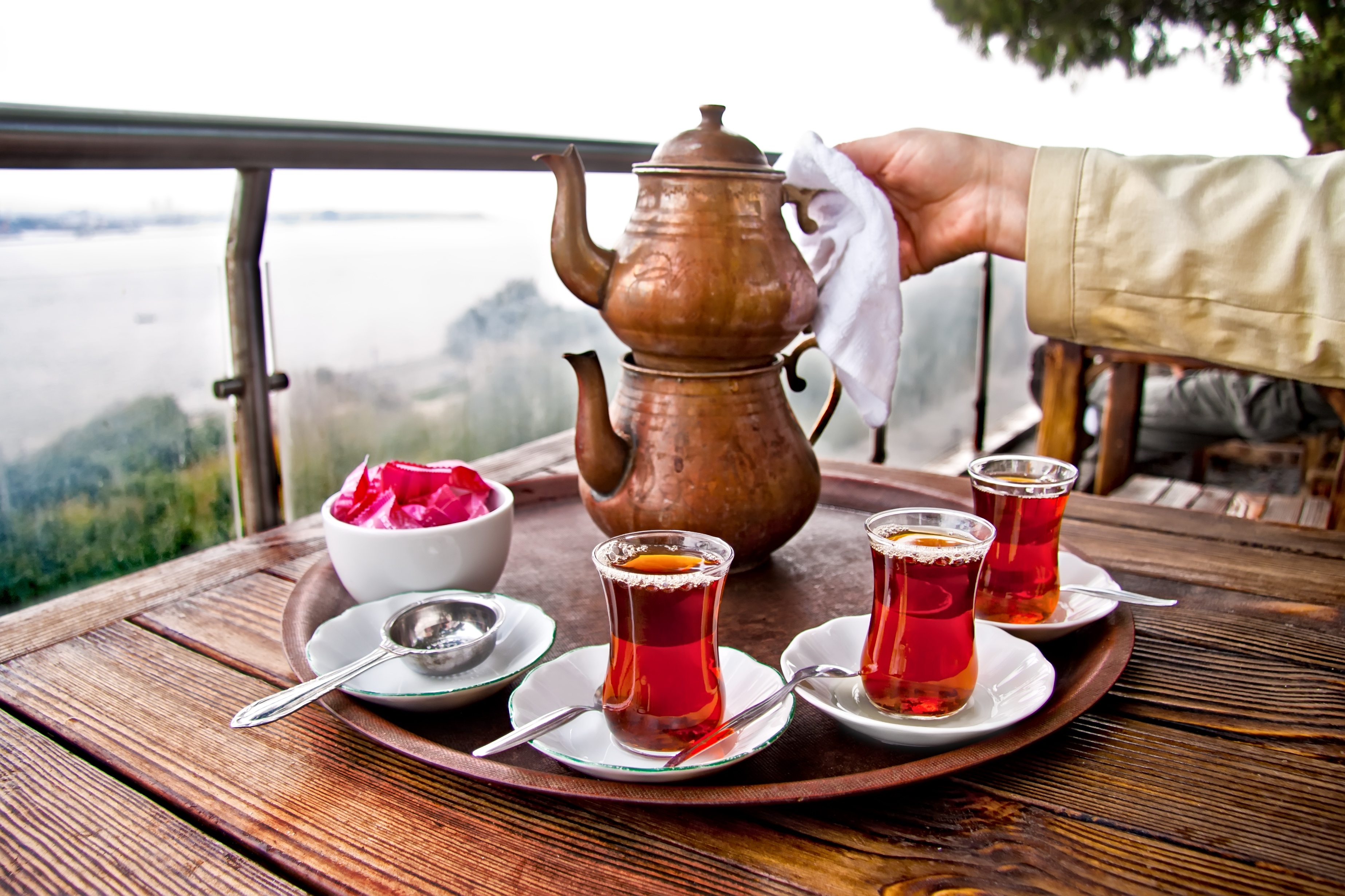 Турки пьют чай. Турецкий чай. Чаепитие. Традиционный турецкий чай. Чай в армуде.